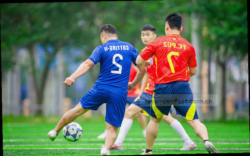 足球运动员射门瞬间，高对比运动摄影